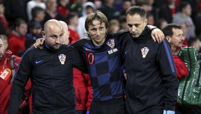 拜仁祝福对手菲尔豪尔：希望早日康复；球员比赛中遭遇脑震荡